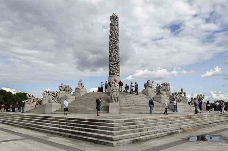 Noruega - Oslo 076 - parque Vigeland - El Monolito.jpg